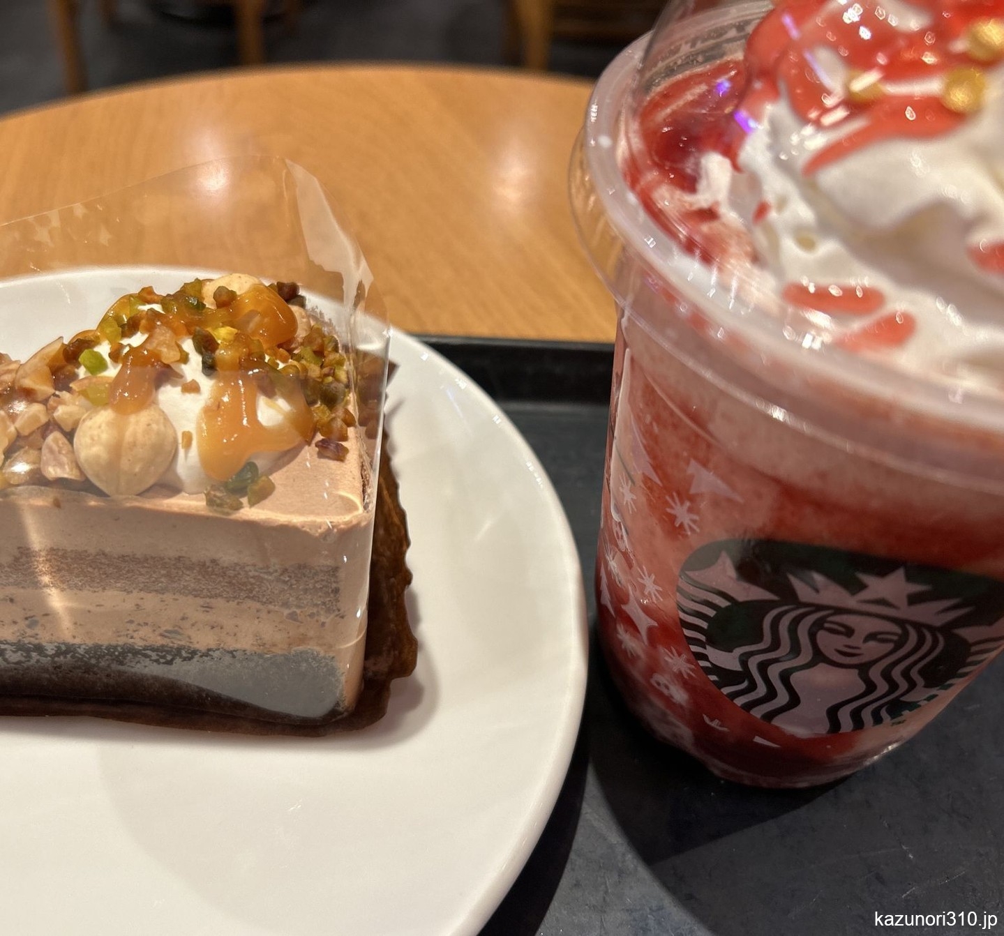 #ストロベリーベルベットブラウニーフラペチーノ #ナッツキャラメルのチョコレートケーキ #スタバ